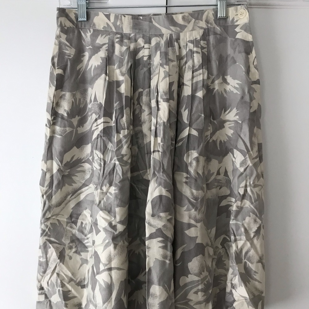 Vintage < flowered skirt